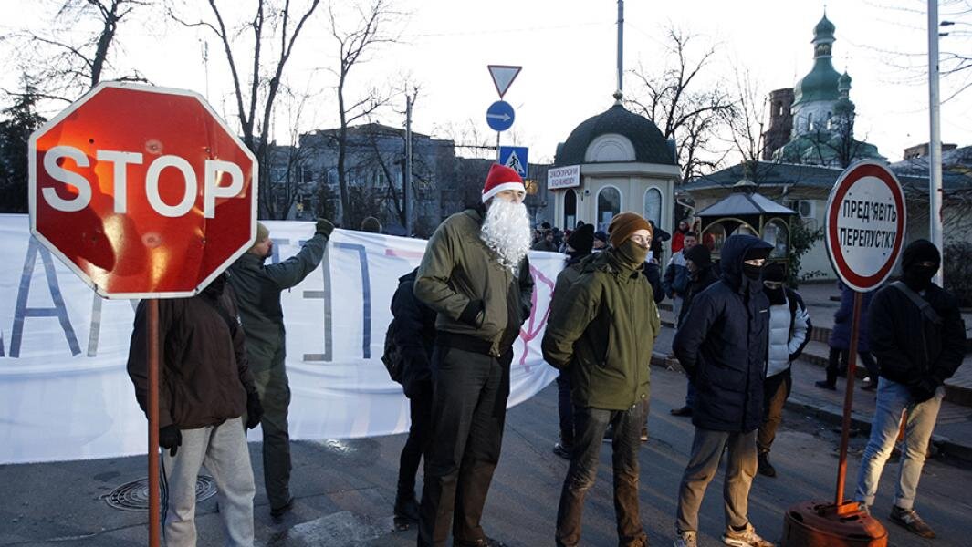 Представители националистической организации С14 заблокировали въезд в Киево-Печерскую лавру. Фото: ТАСС/ZUMA/Serg Glovny