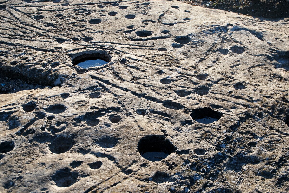 Расчищенные мною лунки на плите Кара-Ходжа