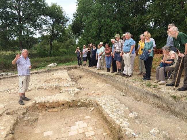 Археологи рассказывают о своих находках туристам. Фото hampshirechronicle.co.uk