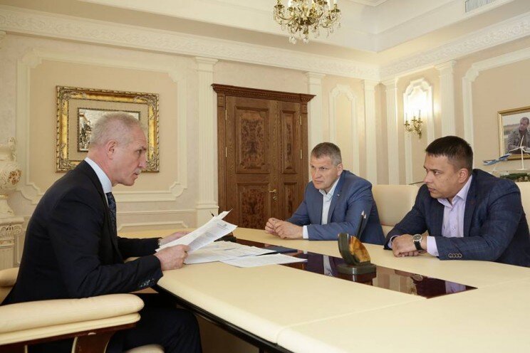 Айрат Гибатдинов (крайний справа) на встрече с губернатором Ульяновской области, май 2018 года