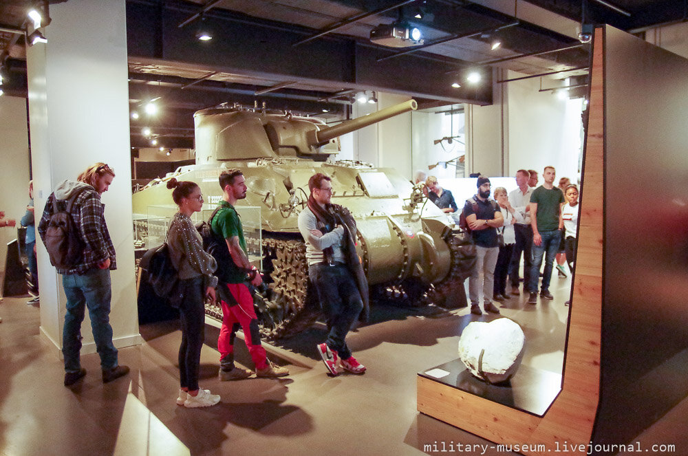 1.  Sherman M4A4 Medium Tank (Willie Pusher II), каким-то образом затащен  на второй этаж. Это наиболее распространённый тип Шермана в британской  армии, поставлялся американцами по ленд-лизу