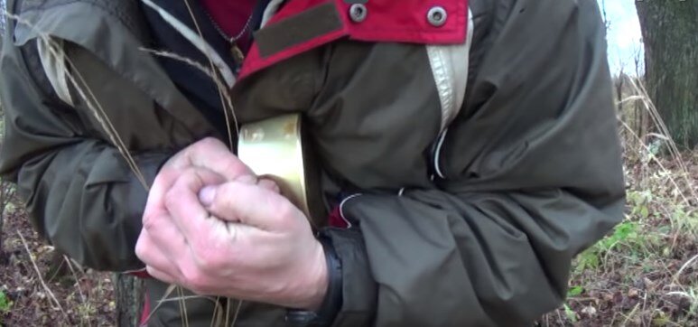 1) упритесь банкой в грудь и сильным нажатием пальцами сделайте вдавление на боковой поверхности банки