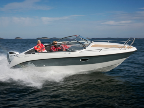 Сравнивая внешность AMT 230 DC и Flipper 670 DC сложно подумать, что катера проектировались практически одновременно и презентованы широкой публике в 2012 году. Конструкторы АМТ создали классический образ «дейкруйзера» с плавными линиями, высоким гнутым лобовым стеклом, овальными иллюминаторами в каюте. Изящный дизайн катера вне времени, не подчиняется изменчивой моде, и даже через десятилетие будет украшать марину или тихий живописный заливчик.