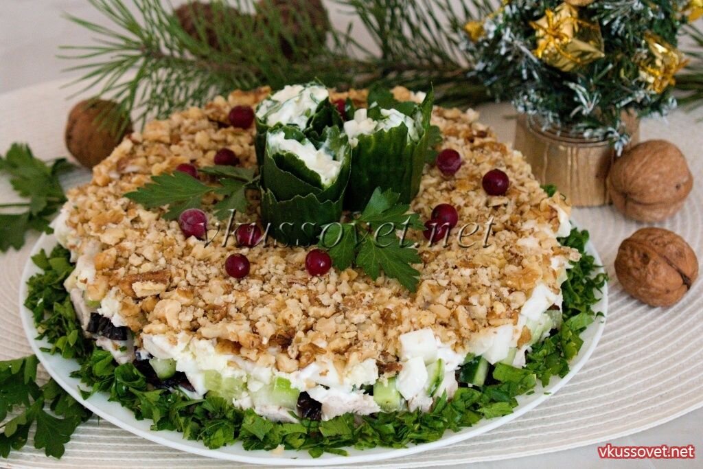 Салат с черносливом и курицей и грецкими орехами и огурцом