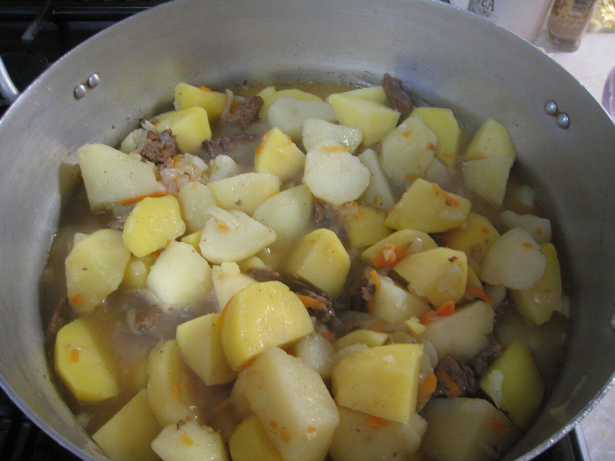 Как тушить картошку с мясом в кастрюле простой рецепт с фото пошагово