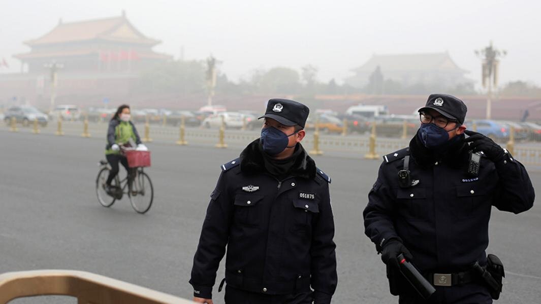 Смог над площадью Тяньаньмэнь в Пекине. Фото: REUTERS/Thomas Peter