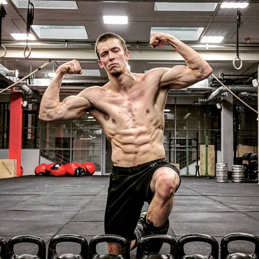 Старый стереотип если у человека больше мышц, то он сильнее. Кроме мышц существуют другие образования придающие силу человеку.