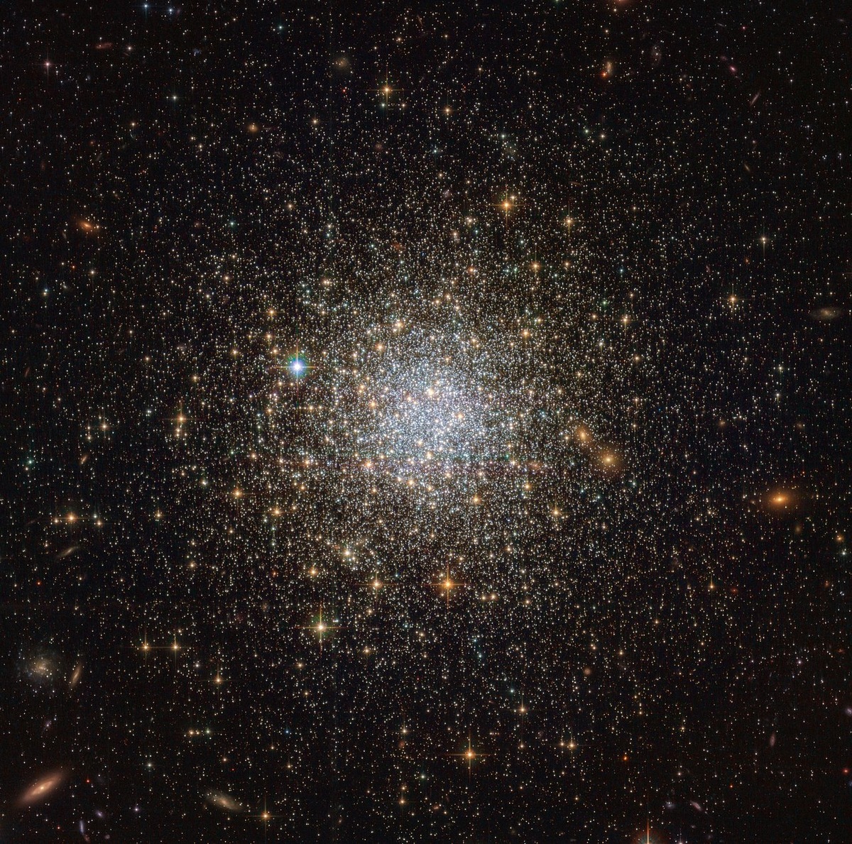 Шаровое звездное скопление NGC 1466. ESA/Hubble & NASA.