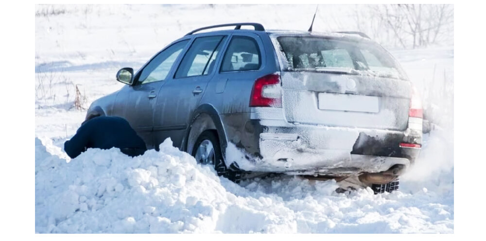 Как правильно выкапывать машину из снега?