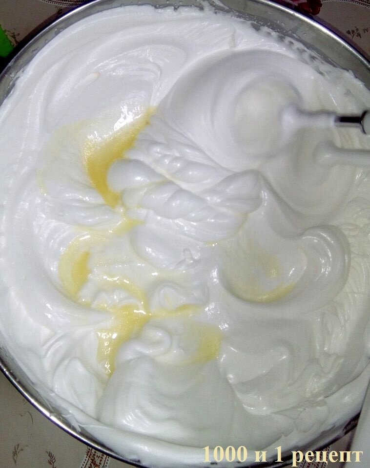 Крем творожный крем масло сливочное сгущенка. Крем для торта. Сливочно сметанный крем. Крем из взбитых белков для торта. Заварной сметанный крем для торта.