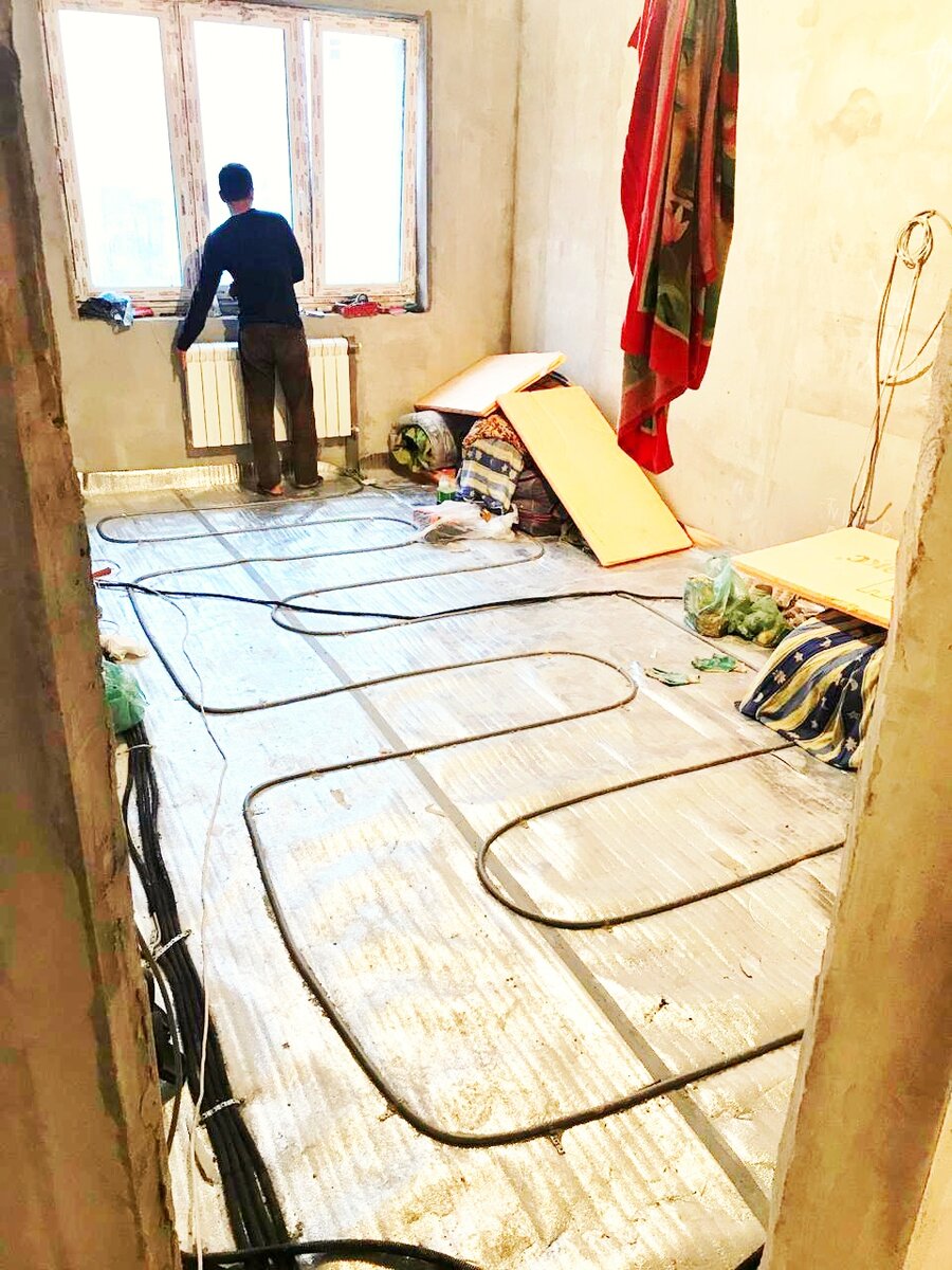 Это должно было быть тёплым полом. Но мне кажется, шаг между трубами нужно было делать больше и всё бы работало. Шутка!