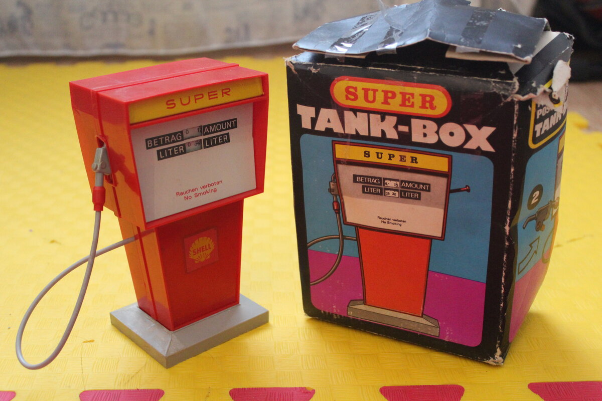 Игрушка досталась мне даже с коробкой.