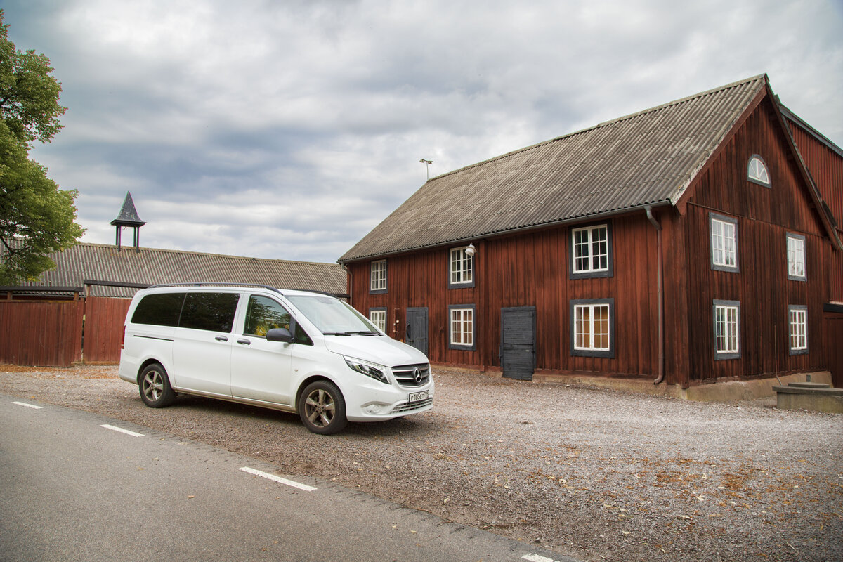 Как не крути, но самая удобная машина для путешествий- микроавтобус. Поэтому собравшись в Норвегию на автомобиле, мы без раздумий выбрали себе  новый Mercedes Vito и отправились в путь. Дорога предстояла длинная: Москва- Санкт-Петербург - Турку- Стокгольм- Осло- Берген, а там уже путешествие по фьордам. Чтобы максимально комфортно добраться до места, мы разделили маршрут на три отрезка: Москва -Санкт-Петербург ( самый утомительный участок, поэтому ночь в Питере,  Санкт-Петербург - Турку ( тут самое сложное граница), паром Турку -Стокгольм ( ночь на корабле) и уже дорога Стокгольм -Берген.