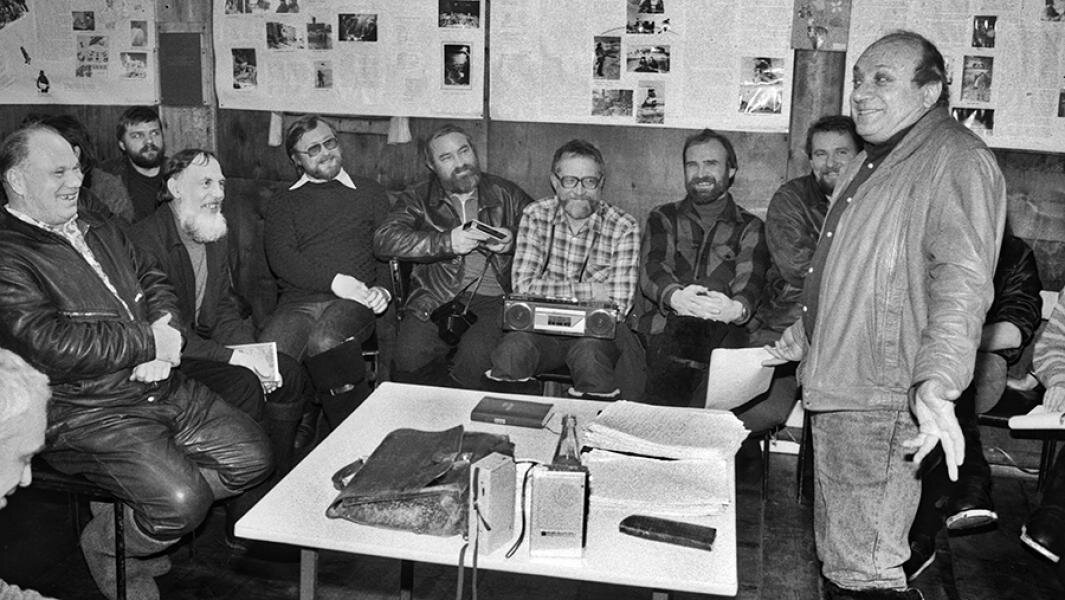 Сатирик Михаил Жванецкий во время выступления перед полярниками научно-исследовательской дрейфующей станции «Северный Полюс – 28», 1987 год. Фото: ТАСС/Подэрни Роман