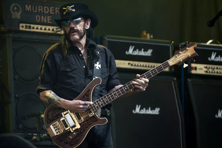 Lemmy Kilmister. Источник: https://cdn.vox-cdn.com/thumbor/geeSGZg_20U2WaL7a6znIGKGCb4=/0x15:3000x2015/920x613/filters:focal(0x15:3000x2015):format(webp)/cdn.vox-cdn.com/uploads/chorus_image/image/48454789/GettyImages-478641114.0.jpg