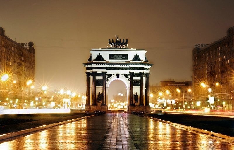 Триумфальная арка, рядом с поклонной горой.  Установлена в честь победы русского народа в 1812 году,  м.Парк победы.
