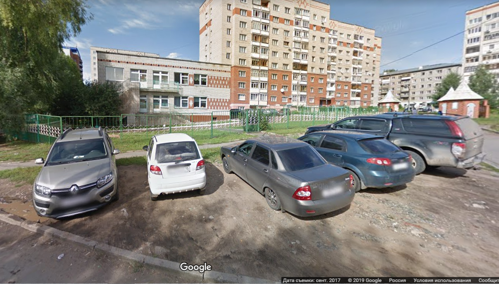 Тот же газон, сентябрь 2017, источник Google maps
