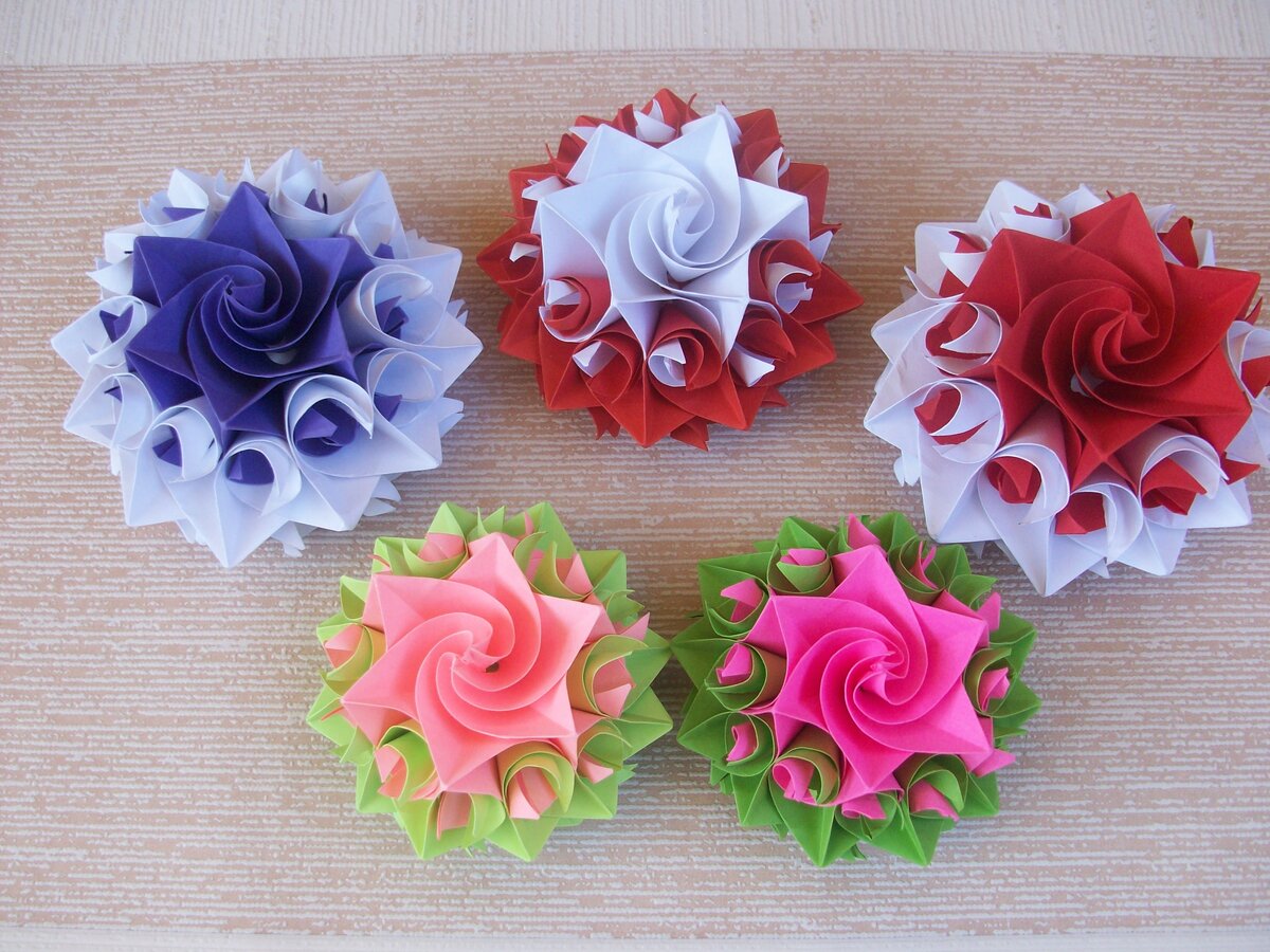 Кстати, пятая розочка сделана из листочков для записей  неоновых цветов