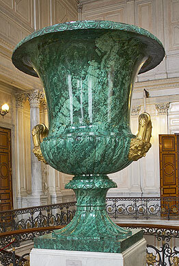 Малахитовая вазы формы Медичи 1840г