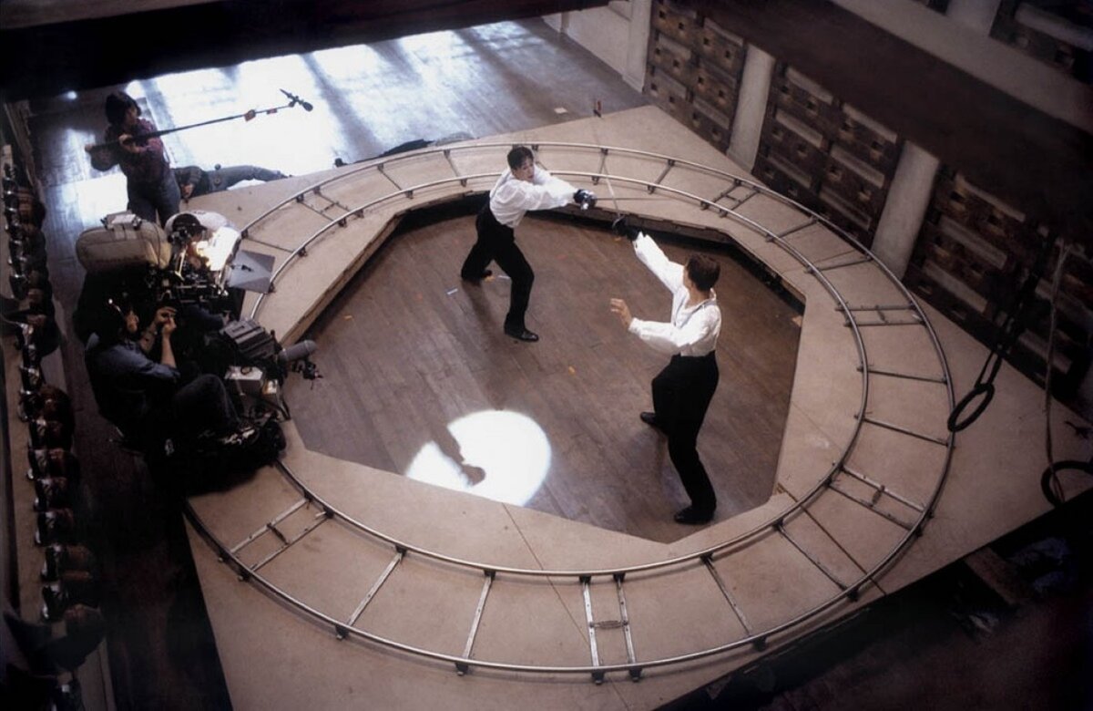 В фильме снялось более 250 актеров, а в массовке задействовали несколько тысяч человек