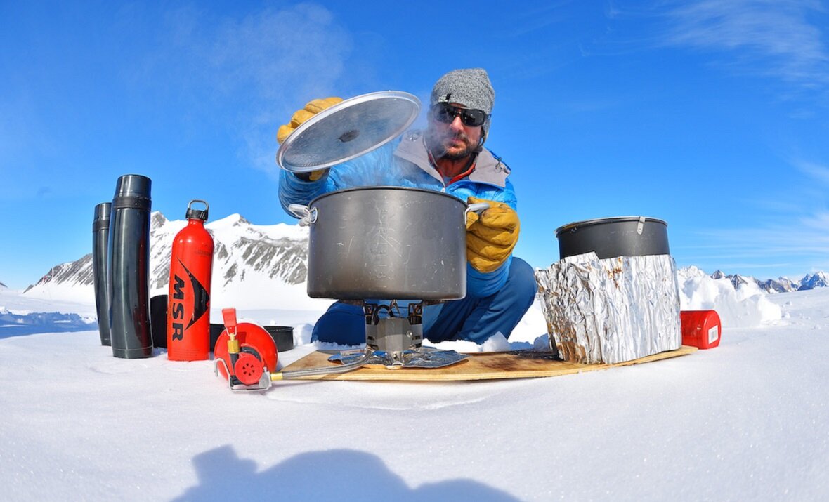 Из уст самого альпиниста: - На высоте едим сухой паек и прочие сухие смеси и каши, есть на высоте хочется, но если будешь есть обычную еду, то организм с большей вероятностью не сможет ее переварить.