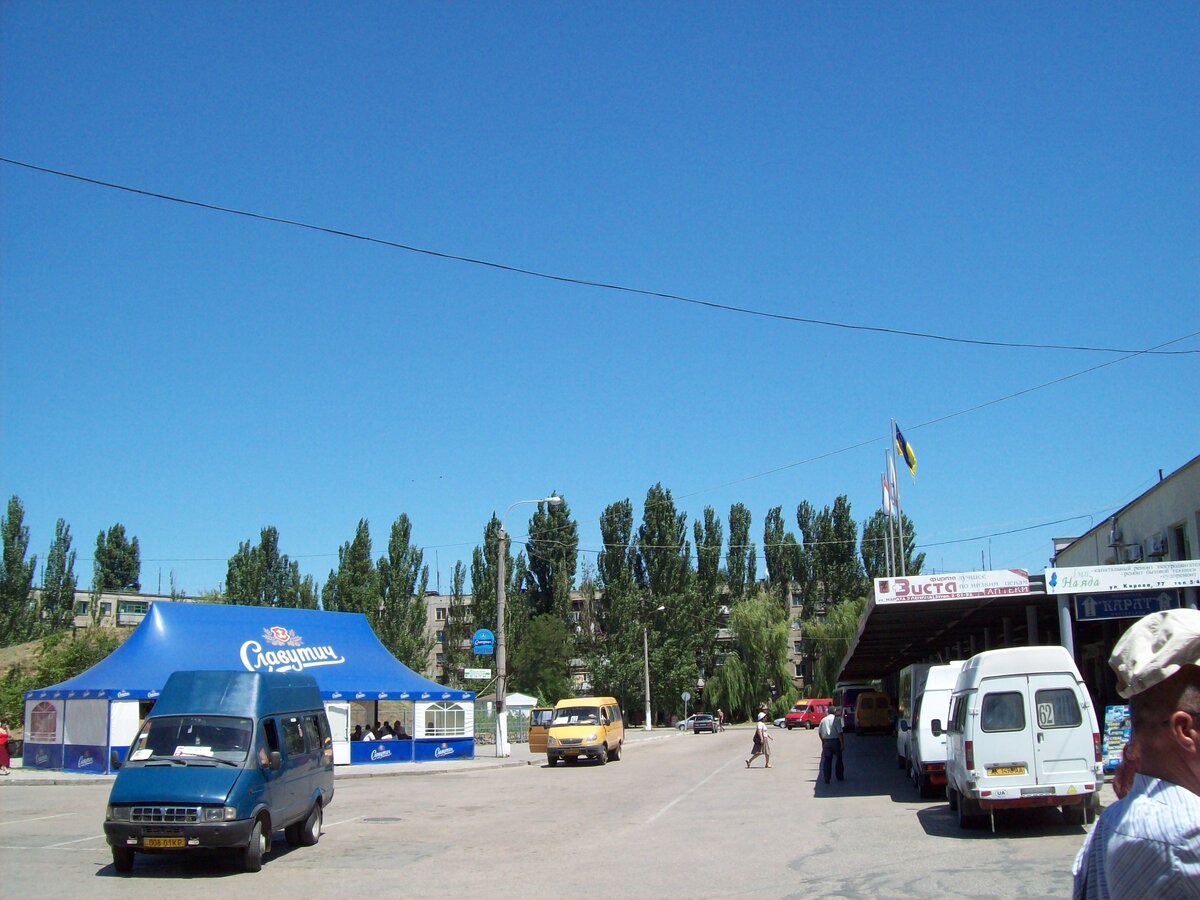 Почти рядом с железнодорожным вокзалом располагается автобусная станция и продуктовый рынок.