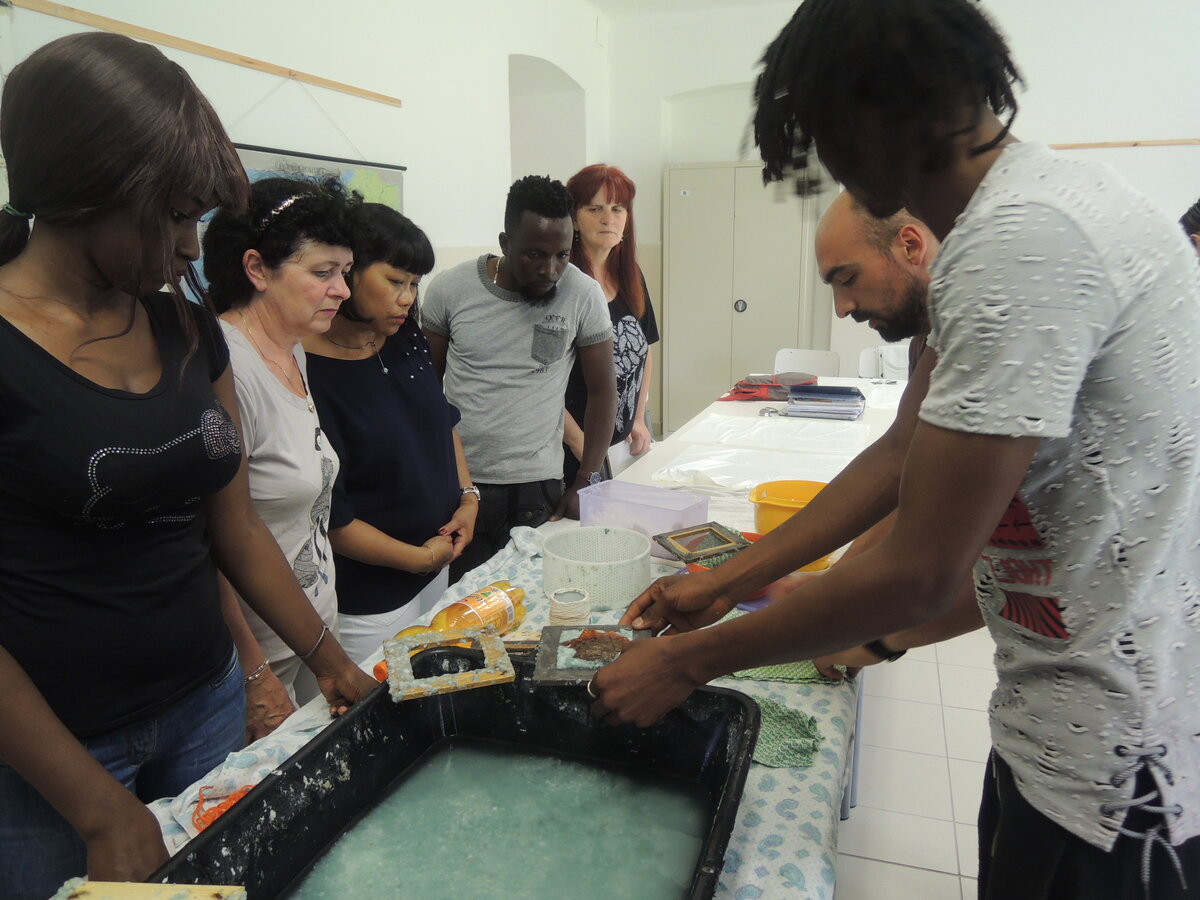 Лекция по переработке мусора в терца медиа, 2018 год, крайняя слева в конце Патриция 