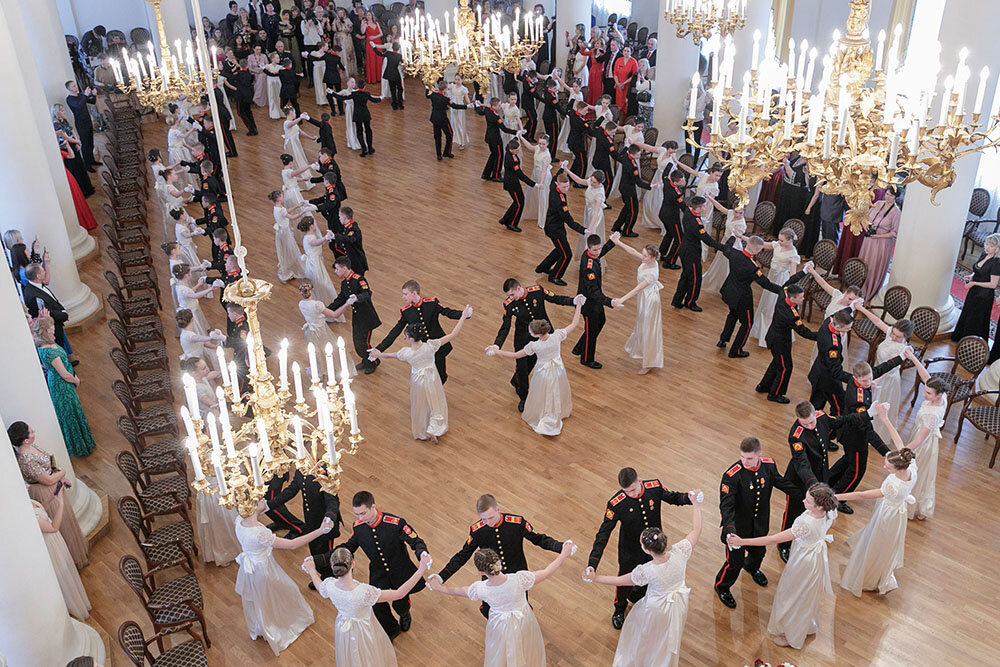  7 апреля в Доме Дворянского собрания состоялся Всероссийский кадетский бал «Во Славу Отечества!».   Организатором выступил благотворительным фонд Илзе Лиепы при поддержке Фонда президентских грантов. Пары воспитанникам   Тульского суворовского училища составили девушки из коллектива «Непоседы».