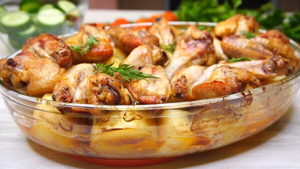 Картофель с куриными крылышками. Часто готовлю на обед для всей семьи.