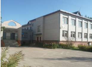 Это новое здание школы, построенное в 1991 году. Школа работает и в настоящее время.