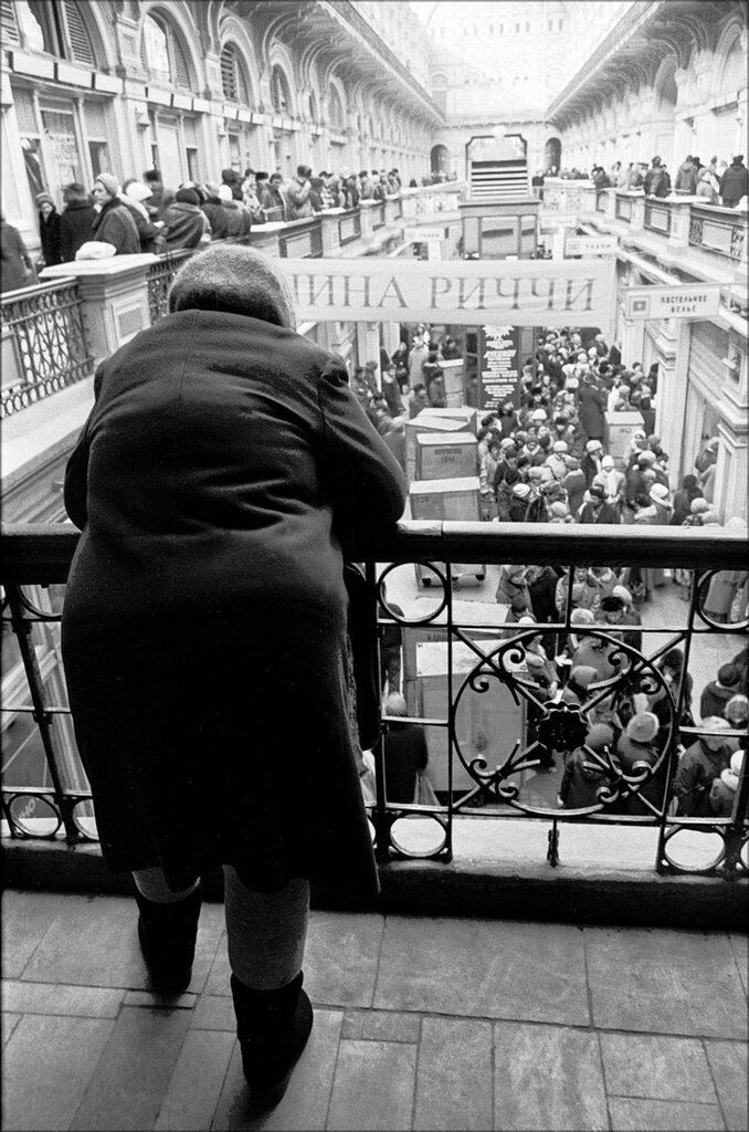 ГУМ. Женщина на втором этаже, Игорь Стомахин, 13 февраля 1991 года, Москва, из архива Игоря Стомахина. 