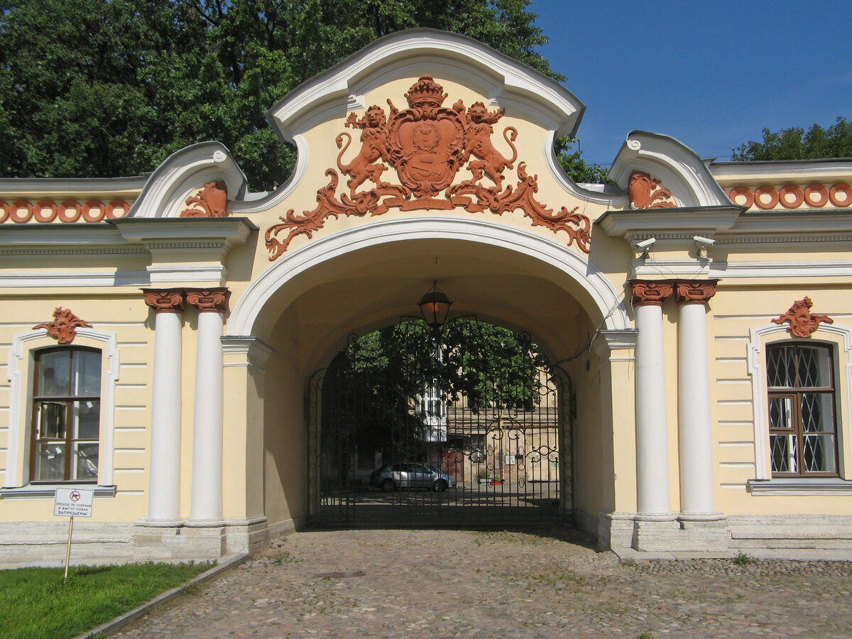 Девиз «Deus conservat omnia» — над воротами северного флигеля Шереметьевского дворца. Фото Wikimedia Commons.