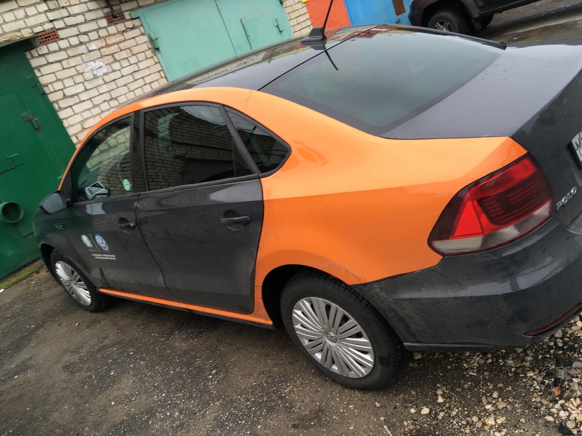 Припаркованный у гаражей почти новенький VW POLO
