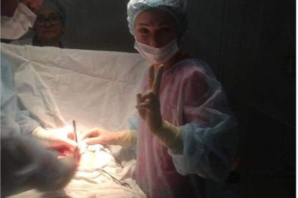 Фото гинеколога из операционной вызвали переполох в российских СМИ