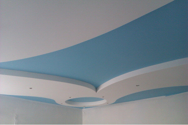 Покраска потолка ручным краскопультом. Технология нанесения