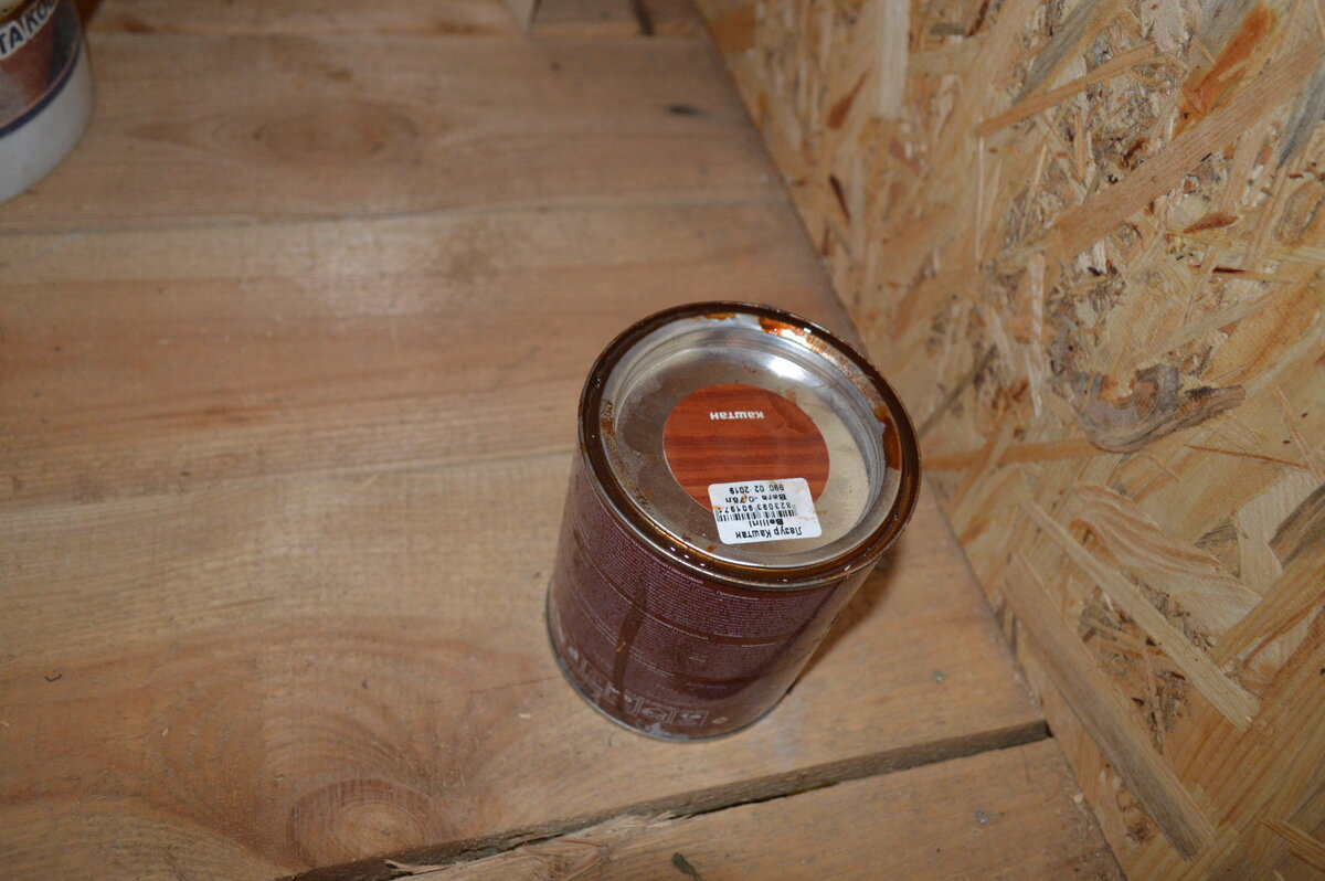 Морилка с лаком для покрытия древесины цвета каштан.