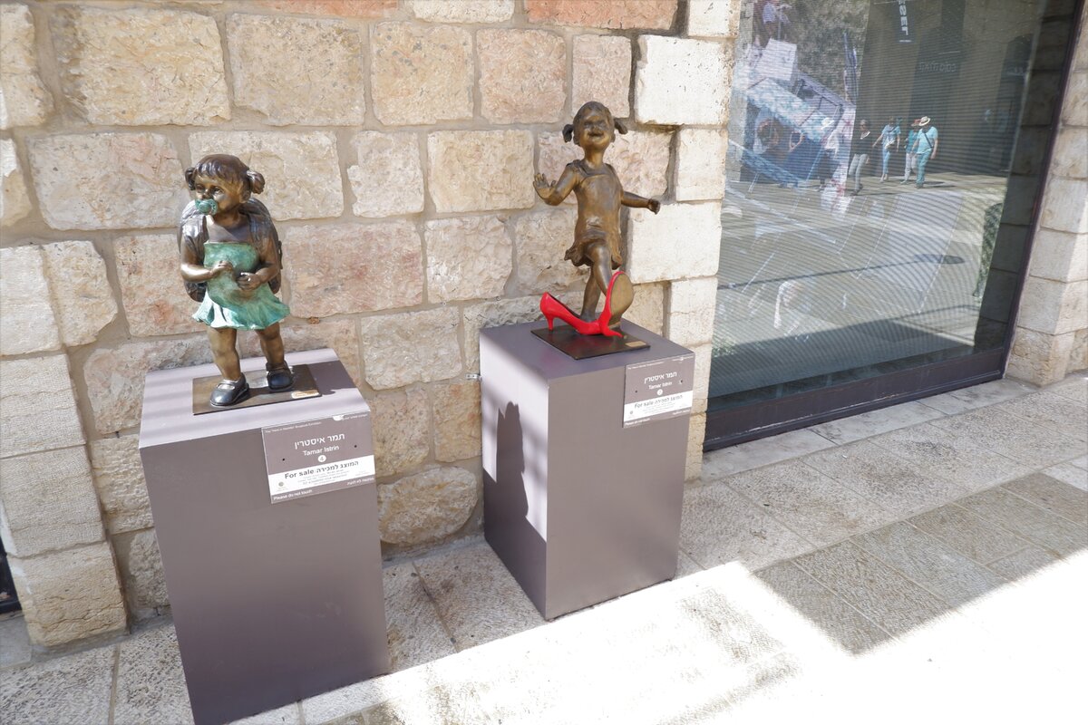 Большинство работ с именем автора, но без названия. Так что можете сами попытаться угадать, что хотел сказать художник