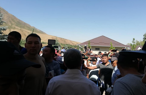 Алмазбек Атамбаев перед своими сторонниками в Кой-Таше. Фото со странички Адиля Трудукулова в Facebook