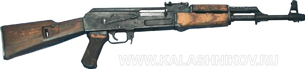 
 В 1957 году Министерство национальной обороны после изучения многих образцов оружия сделало выбор в пользу АК. После того как ГДР приобрела лицензию, начались приготовления, необходимые для производства «пистолета-пулемёта Калашникова», по-немецки сокращённо MРi-K. Было два варианта: MРi-K с деревянным прикладом и MРi-KmS со складывающимся металлическим прикладом, соответствующим русскому оригиналу. В первый год производства участвовавшие в изготовлении предприятия произвели 8359 изделий. Вследствие множества рекламаций, полученных при войсковых испытаниях, первая серия была принята только в 1959 году. Всё же дефекты выявлялись вновь и вновь. Причин их появления было много: новая технология, недостаток опыта при термической обработке деталей автомата и даже самовольные отступления от конструкции и технологии русского оригинала. Впоследствии при производстве следующих моделей проблем возникало уже меньше. Выпуск изделий К/KmS продолжался до 70-х годов