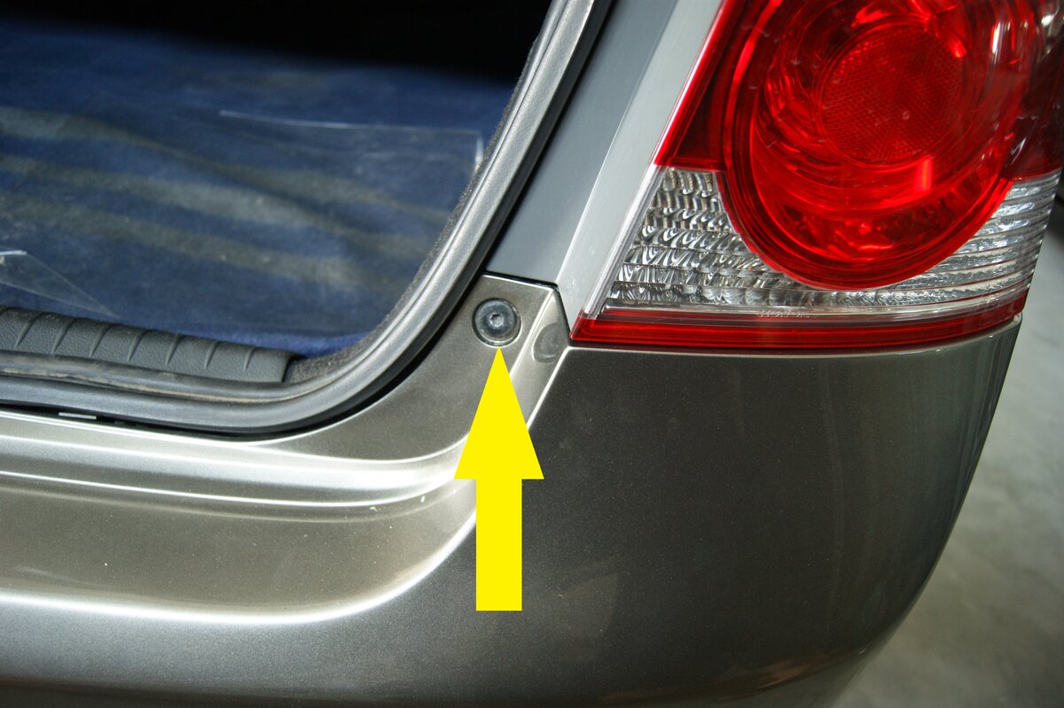 Места крепления возле фар.