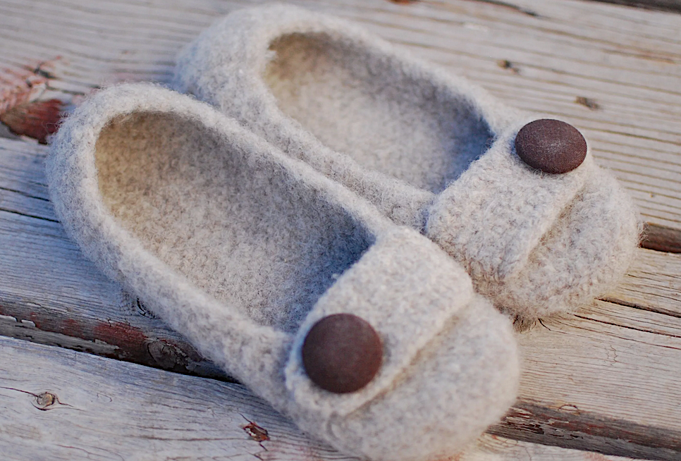 Пока тапочки полностью не высохли, вы можете примерить их и исправить ошибки, если они были сделаны - например "довалять" вручную на ноге, или чуть растянуть, если свалянное изделие оказалось маловато. Все это делается в ванной с горячей водой  и мылом.