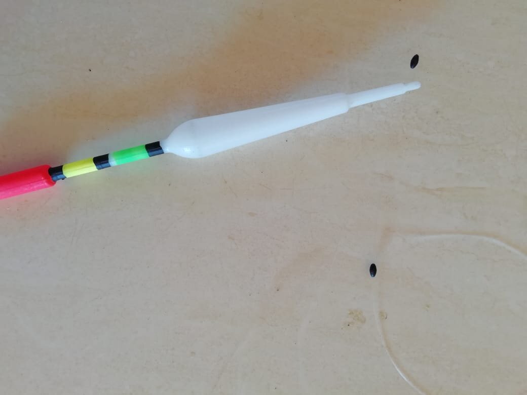 Получается такая конструкция, между стопорами "бегает" поплавок.