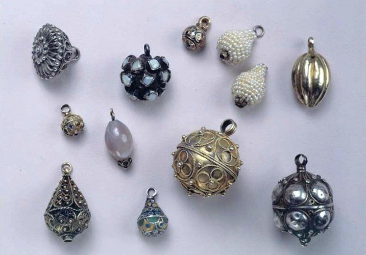 ​​Появление пуговиц!!!
В прошлом люди соединяли края одежды с помощью подвязок, шипов растений и даже 🐟рыбных костей. Первые пуговицы обнаружили в Турции. Они были изготовлены в 1500 г. до н.э. из камня.

На самом деле в Средние века пуговицы особо и не требовались, потому что весь гардероб был свободного кроя. Нужда в них появилась в Германии XVIII века, когда обрели популярность приталенные наряды.

Пуговицы, как и многие новые необычные украшения, стали предметом роскоши и показывали высокое положение обладателя. Многие мужские🚽 туалеты были застегнуты на сотню пуговиц. Интересно, как быстро с этим справлялись?

До начала XIX века большинство пуговиц предназначалось только для мужской одежды. Чтобы показать размер кошелька владельца, их изготавливали из различных драгоценных металлов и камней.

Однако, пуговицы использовали и для более важных на тот момент целей. Амулет пришивали на одежду, таким способом избавляясь от злых духов. Внутрь оберега клали маленький камень, который издавал звук во время движения, тем самым отгоняя нечисть от хозяина. А само слово пуговица произошло от слова «пугалка».

Позже пуговицу стали применять, чтобы обозначить свою профессию или воинское звание, а уже в 1930-е годы появились известные всем нам пуговицы из пластика.
