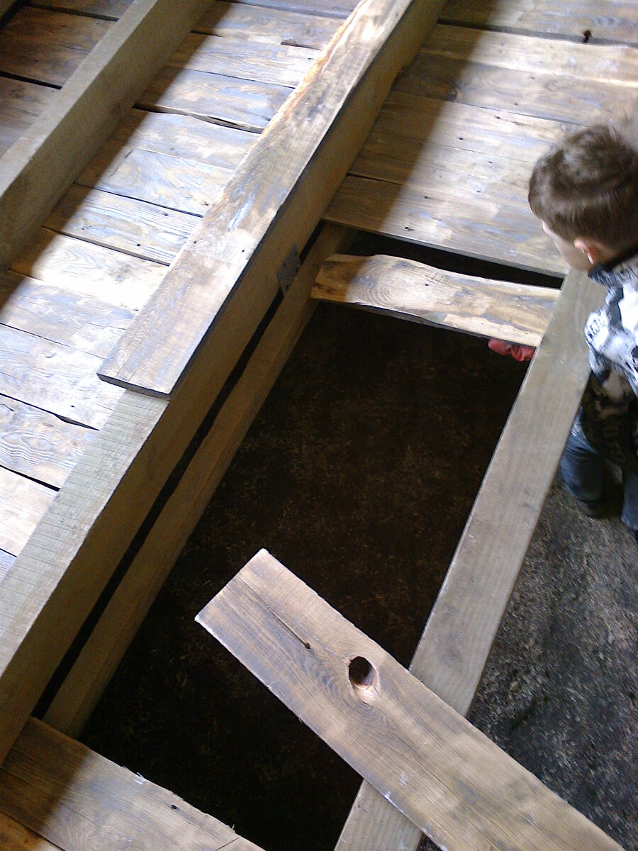 Балки первого этажа и черновой пол обработаны биозащитой