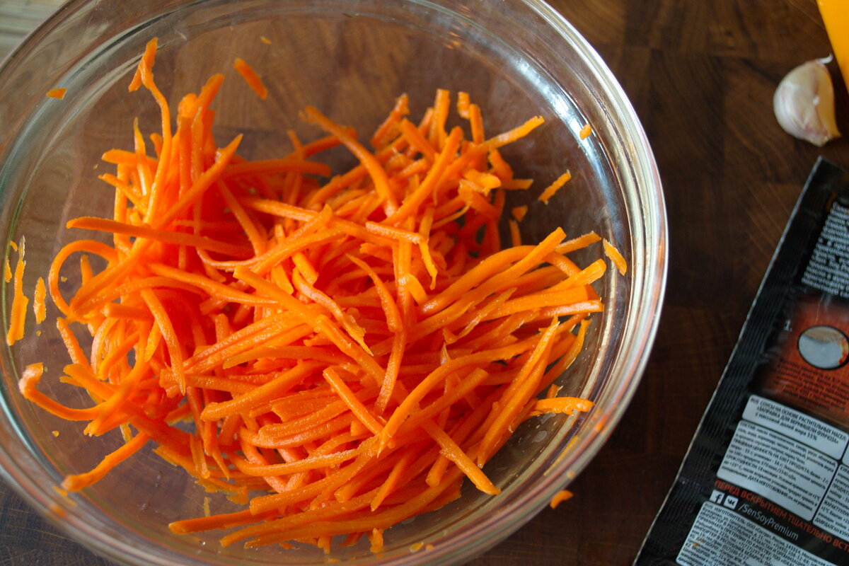 Морковь размять, чтобы дала сок.