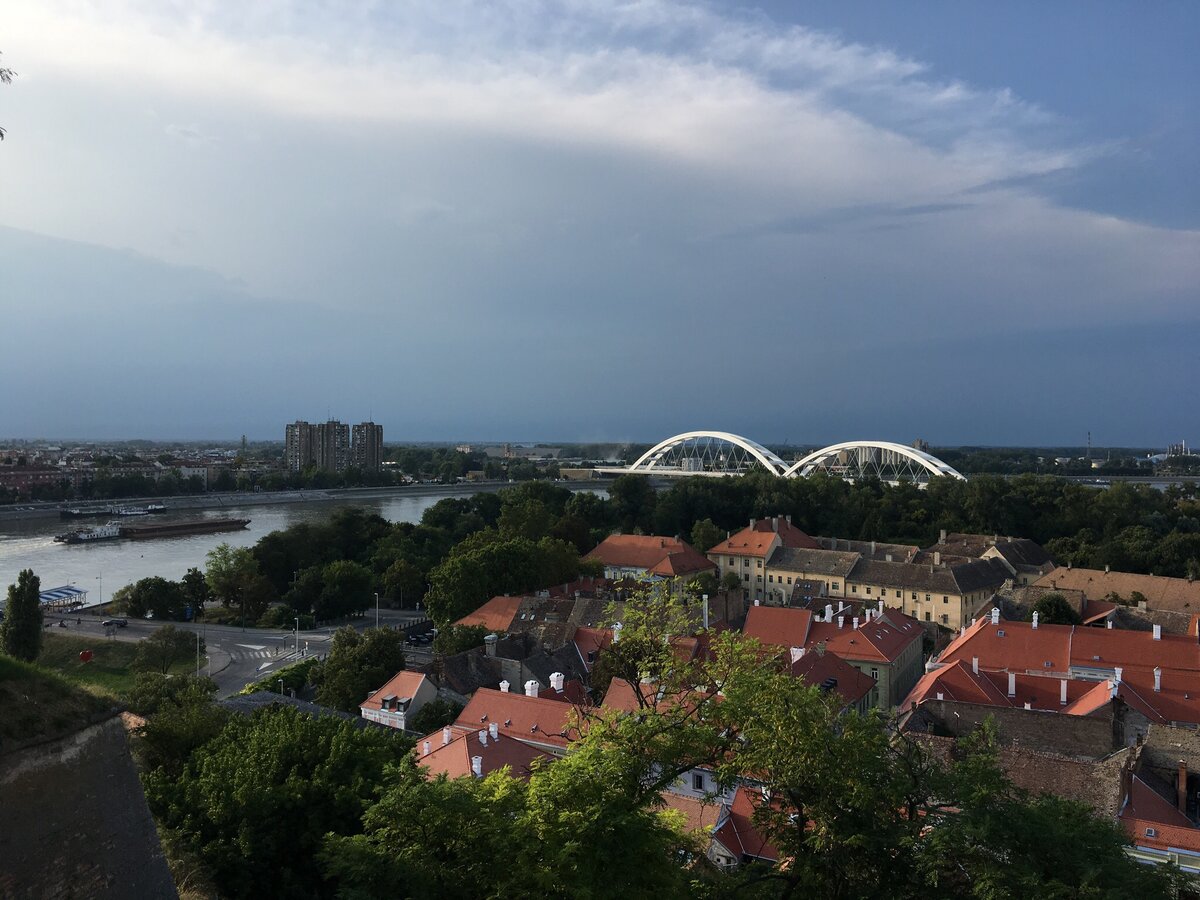 Город Новый Сад выглядит вполне по европейски, здесь куда приятнее, чем в столице. 