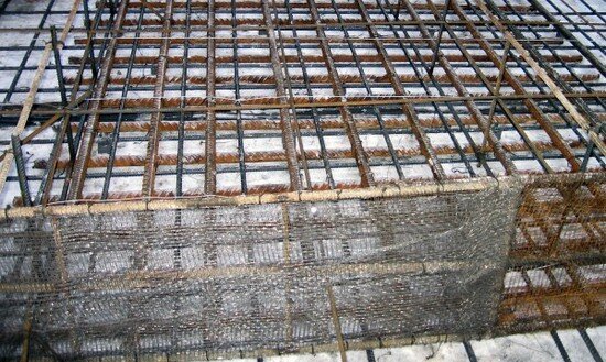 Отсечка стальной сеткой