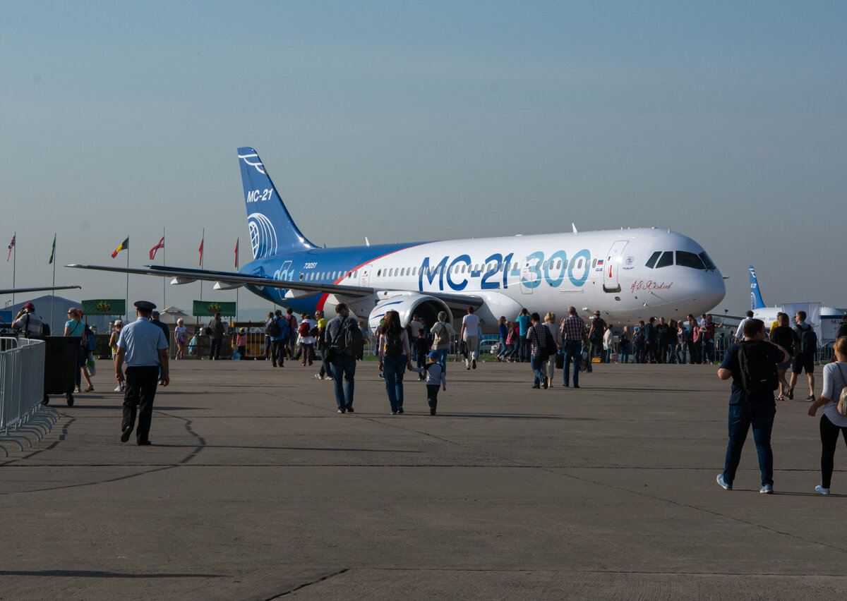 1. Первая встреча с новейшим продуктом нашей авиаотрасли - МС-21-300, созданный корпорацией "Иркут" в кооперации с разными предприятиями, например, с КБ "Яковлев", собственно, где на основе наработок Як-242 создали этот самолет. 