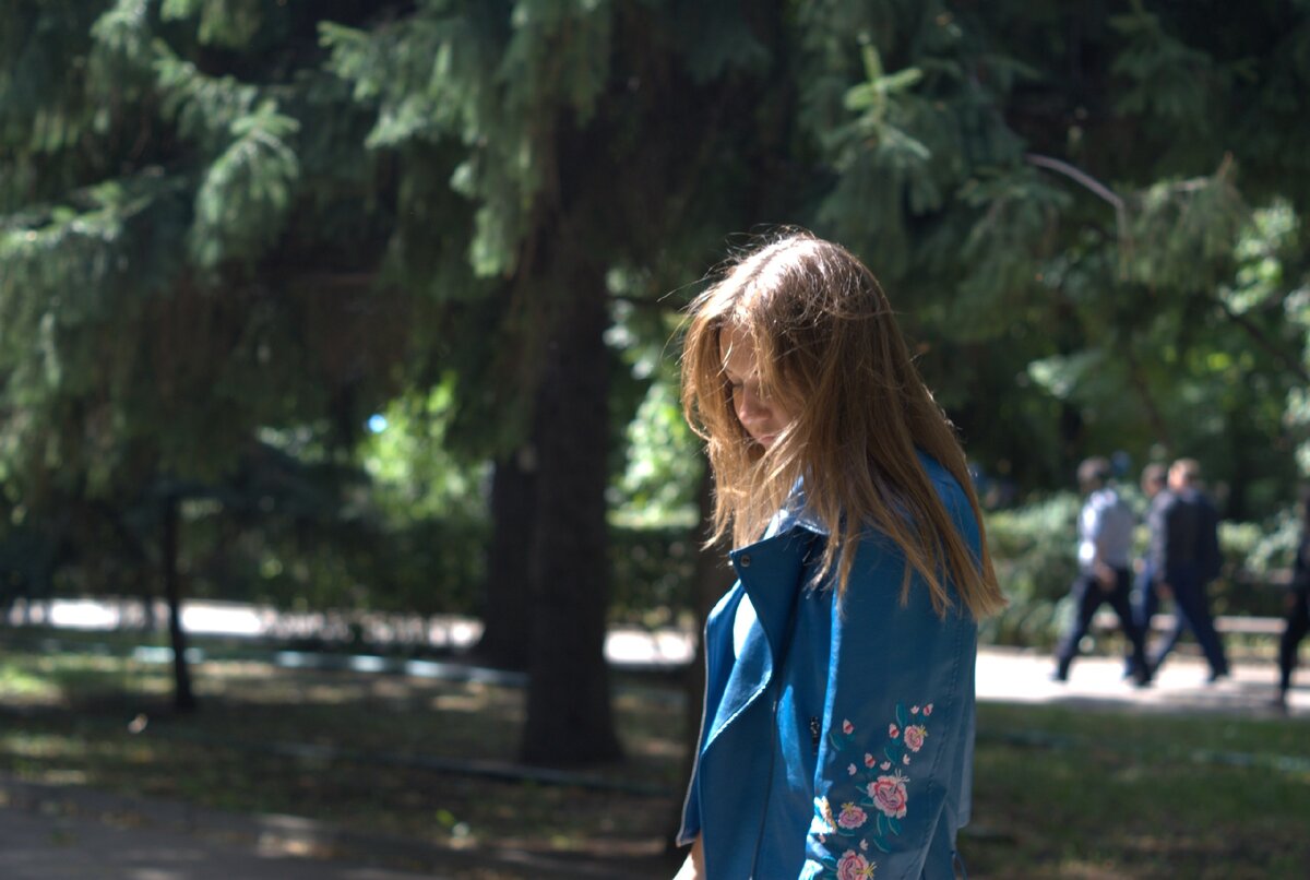 Знаете,я всегда живу по принципу "не стоит обращать внимания на чужое мнение". Почему оно должно меня волновать? Я живу для себя, а не для других, окружающих меня людей.