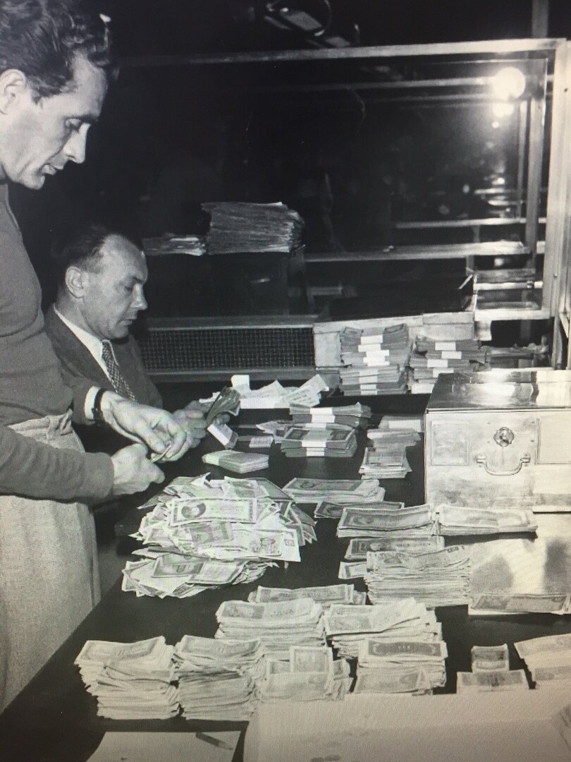 Денежная реформа в 1953 году обесценила народные сбережения и свела на нет долги государства. Это было де-факто государственное банкротство.